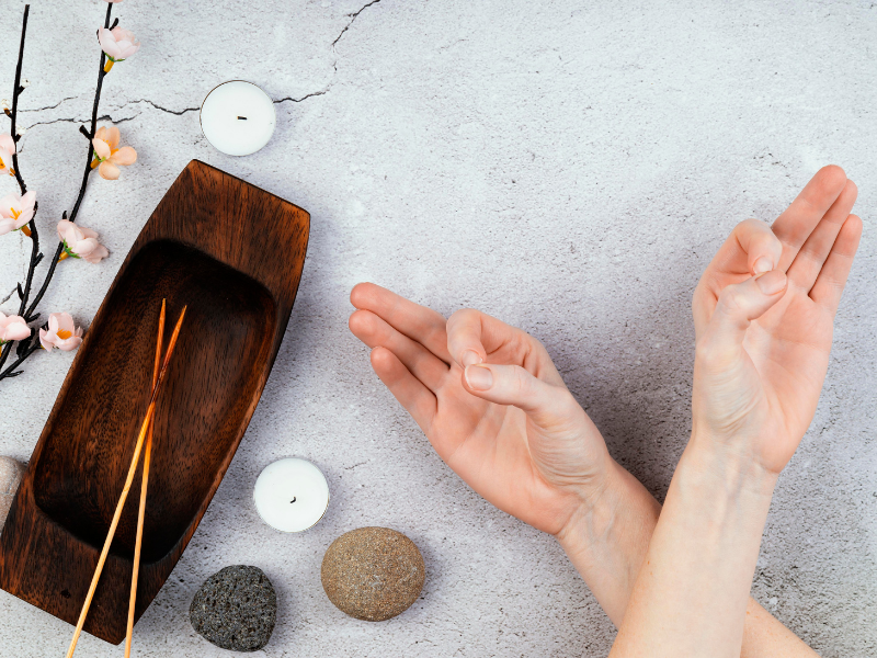 Thư giãn, massage cổ tay giúp bạn làm giảm đau cổ tay sau sinh hiệu quả