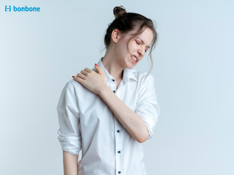Khi bị chấn thương dây chằng khớp vai bạn cần thăm khám sớm để giảm sưng và đau.