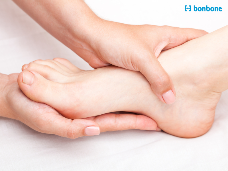 Thực hiện động tác quay cổ chân tăng cường sự linh hoạt, nhu động và tuần hoàn máu trong khớp cổ chân.