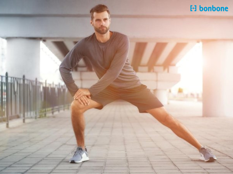 Khởi động làm nóng cơ thể trước khi chơi thể thao để phòng tránh thoái hóa khớp cổ chân.