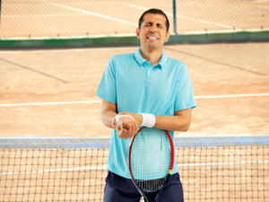 Cách chữa đau cổ tay khi chơi tennis