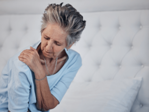 Tác hại của đau cổ không được điều trị ở người lớn tuổi