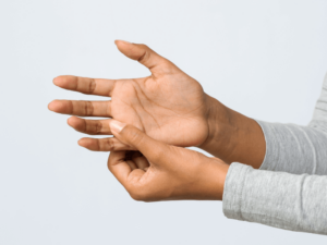 Ngón tay út bị sưng đau: Nguyên nhân và cách xử lý hiệu quả