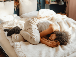 Đau lưng trên vào ban đêm: Làm thế nào để có giấc ngủ tốt hơn?