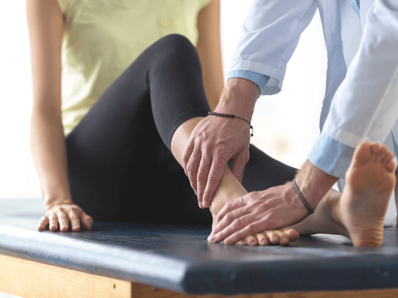Triệu chứng và nguyên nhân gây đau trong khớp cổ chân