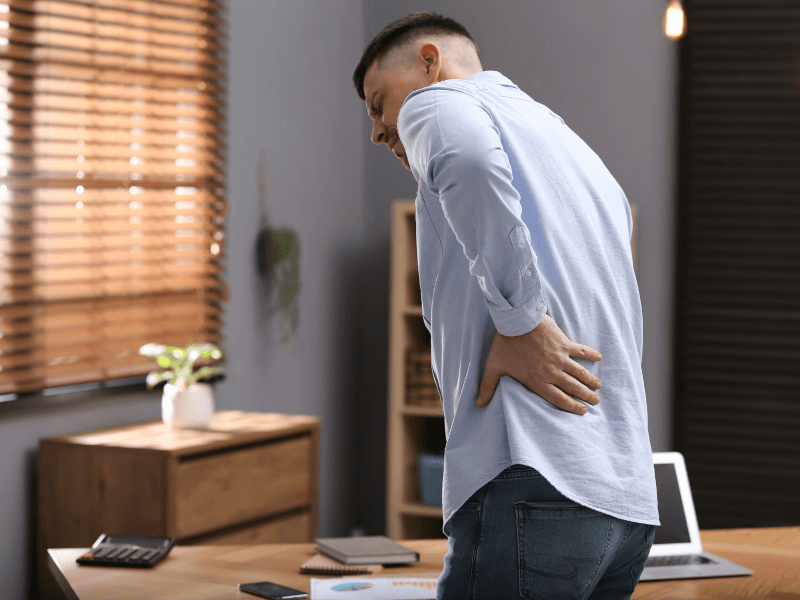 Các triệu chứng của bệnh đau lưng dưới gần mông ở nam giới
