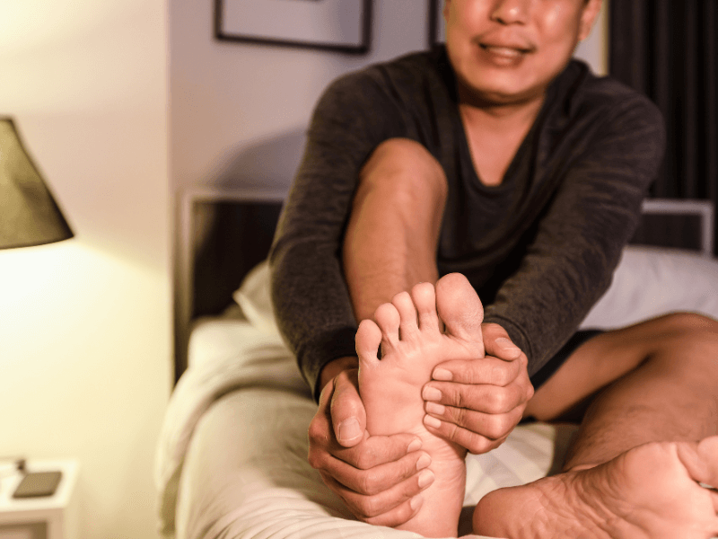 Triệu chứng của thoái hóa cột sống lan xuống chân