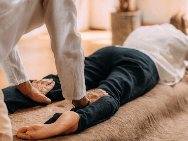 Giải pháp hữu hiệu đối phó với cơn đau thần kinh tọa massage