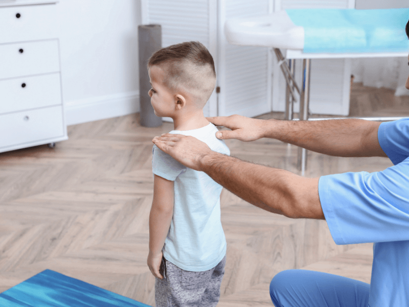 Vật lý trị liệu vẹo cột sống ở trẻ