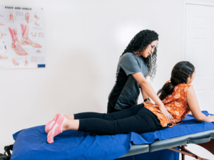 Vật lý trị liệu thoái hóa cột sống lưng: Những bài tập giúp giảm đau