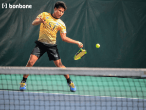 Đau lưng khi chơi tennis: Nguyên nhân và cách khắc phục