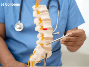 Triệu chứng đau lưng do viêm cột sống dính khớp: Cách điều trị hiệu quả