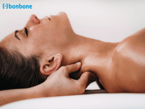 Massage cổ để giảm đau sau khi ngủ