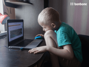 ngồi máy tính nhiều có gây khòm lưng không? Giải đáp chi tiết từ góc nhìn y khoa