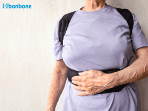 Có nên đeo đai chống gù lưng khi ngủ?